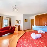 Delphin فيلة لاغوس