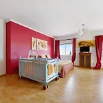 Delphin فيلة لاغوس